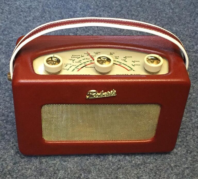 On the bench today… A Roberts R200 – Photo-Genic